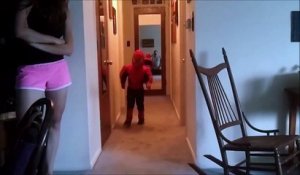 Quand tu éternues dans ton costume Spiderman... toile d'araignée sur le nez