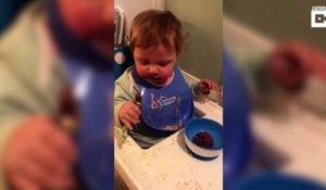 Ce bébé goûte du chocolat pour la première fois