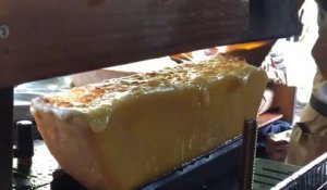 La taille de ce fromage à raclette va vous mettre l'eau à la bouche