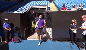 Une imitation de Djokovic en saluant un public imaginaire : Sacré Kyrgios