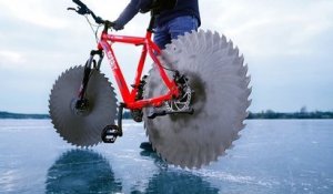 Ce vélo monté sur des lames de scie circulaire est capable de rouler sur une surface gelée