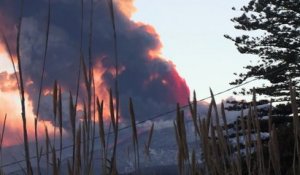 Italie : spectaculaire éruption du volcan Etna