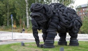 Cette sculpture d'un éléphant géant est entièrement réalisée avec des pneus et de l'acier recyclés