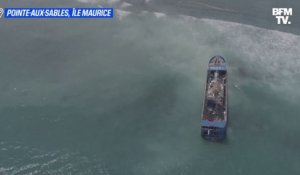 Île Maurice: un chalutier contenant 130 tonnes de fioul s'échoue près du rivage de Pointe-aux-Sables