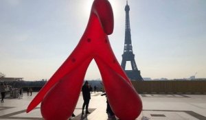 Devant la tour Eiffel, un clitoris géant gonflable a pris place afin de briser le tabou sur cet organe