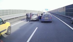 Des automobilistes arrêtent un conducteur ivre en plein milieu de l'autoroute