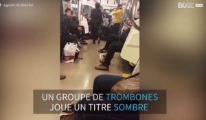 Des musiciens jouent du trombone dans le métro de Tokyo