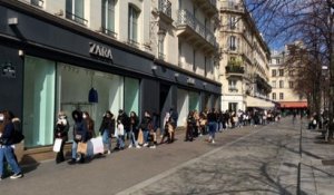 Vêtements : longues files d’attente devant des boutiques parisiennes avant le reconfinement