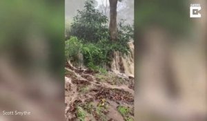 Les inondations ont créé des chutes d'eau dans son jardin en australie