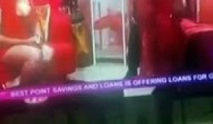 Scandale : une femme se fait d0igter et trip0ter en direct à la télé au Ghana