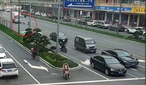 Un camion perd ses 2 roues, drame évité de peu