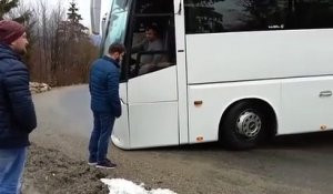 Ce chauffeur de bus rate son virage sur une route de montagne et c'est le drame
