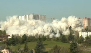 Spectaculaire démolition de la barre HLM Monmousseau près de Lyon