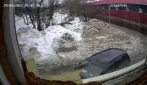 Un bloc de glace tombe sur une voiture