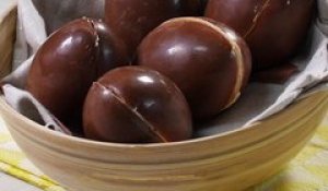 Oeufs en chocolat fourrés au praliné