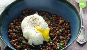 Salade de lentilles aux herbes et aux œufs pochés