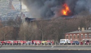 Russie: Un immense incendie ravage une fabrique historique de Saint-Pétersbourg