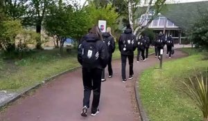 Images maritima: les volleyeuses istréennes arrivent au gymnase à Paris