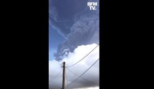 Pour la troisième fois en 5 jours, le volcan de la Soufrière à Saint-Vincent crache une épaisse colonne de cendres