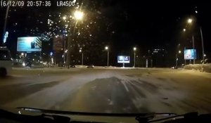 Ce chauffeur de bus russe drift sur la neige