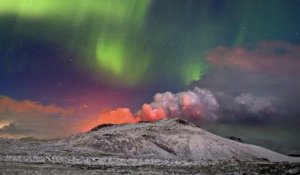 En Islande, un photographe a immortalisé une éruption volcanique en même temps que l'apparition d'une aurore boréale