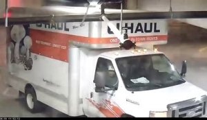 Cette camionnette entre dans un parking souterrain mais a oublié un petit détail