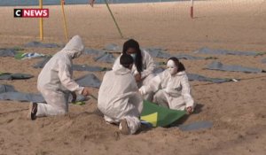 Des drapeaux brésiliens enterrés sur la plage de Copacabana pour manifester contre la gestion de la pandémie
