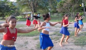 Nuku Hiva : les élèves de l'école de danse Kanahau Ori préparent leur show