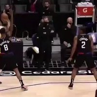Anthony Davis se tord la cheville sur la table de marque !