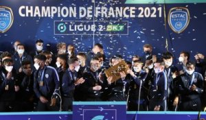 Remise du trophée de champion de France de Ligue 2 à à l'Estac