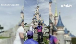 Un employé de Disneyland Paris interrompt une demande en mariage