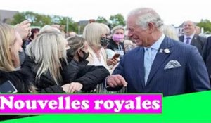 Le prince Charles et Camilla accueillent les habitants avec un coup de coude lors d'une promenade im