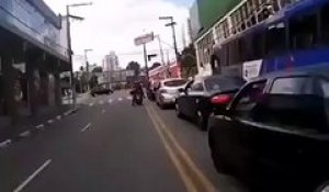 Un motard aide un homme en scooter mais la situation fait qu'empirer
