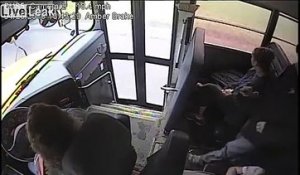 Cette conductrice de bus sauve la vie d'un enfant qui descendait