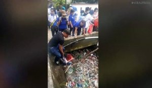 Cette rivière en Indonésie est dans un sale état... pleine de plastique