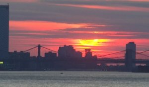 Les images de l'éclipse solaire partielle se levant au-dessus de New York