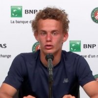 Roland-Garros Juniors 2021 - Luca Van Assche en finale et à la place de Nadal, Djokovic... en salle de presse : "J'adore être dans cette salle !"