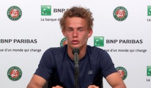 Roland-Garros Juniors 2021 - Luca Van Assche en finale et à la place de Nadal, Djokovic... en salle de presse : "J'adore être dans cette salle !"