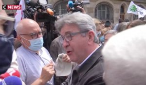 Jean-Luc Mélenchon enfariné pendant la manifestation dite «des libertés»