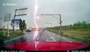 Un automobiliste filme un éclair impressionnant pendant un orage