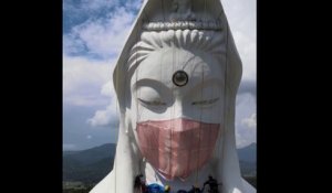 Au Japon, un masque placé sur une statue géante de déesse bouddhiste pour prier pour la fin de la pandémie