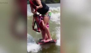 Une maman partage sa planche de surf avec sa fille ! Impressionnant !