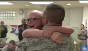 Un militaire parti en mission fait une surprise à son fils