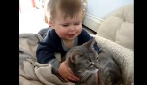 Ce bébé adore câliner son chat