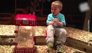 Un enfant est content de manger du pop-corn