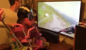 Un père fait le simulateur VTT pour sa fille