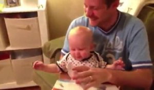 Ce bébé découvre avec joie la lecture