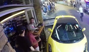 Une Lamborghini venue de nulle part, sans conducteur fini dans la terrasse d'un café