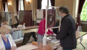 Paris : les premiers votants sont arrivés