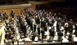 Ils célèbrent l'anniversaire de leur chef d'orchestre de la plus belle des manières (Toronto)